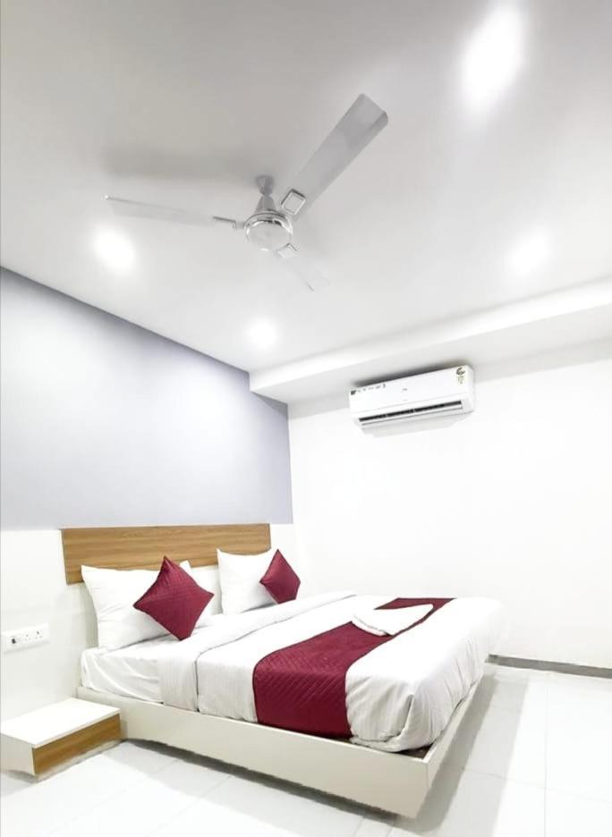 Modern Town Hotel New Delhi Exterior photo
